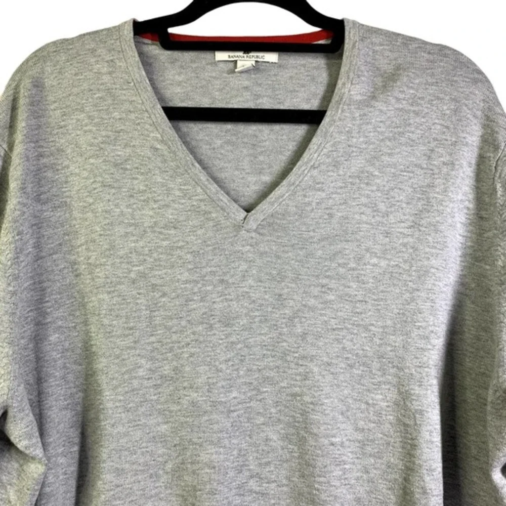 BANANA REPUBLIC Gray V-Neck Pullover Sweater‎